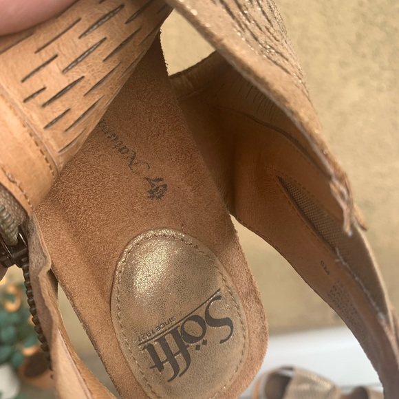 Sofft suede perforated tan glittery sandals size 6M - Picture 14 of 16